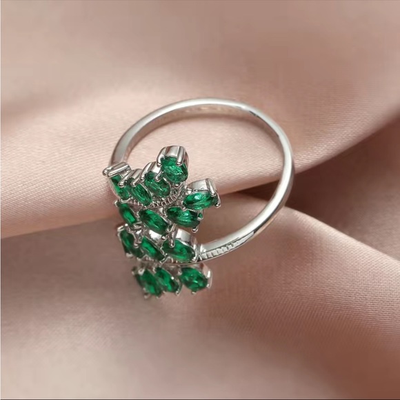 Luxury Green Emerald Leaf Shape Silver Plated Ring - Picture 3 of 8